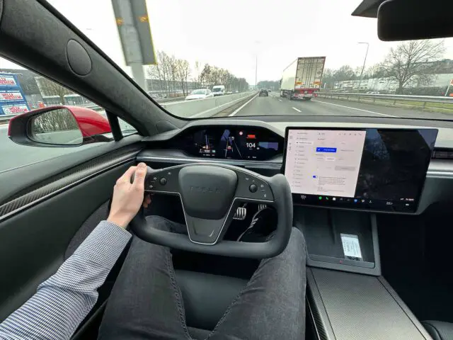 Tesla Yoke в плед Model S