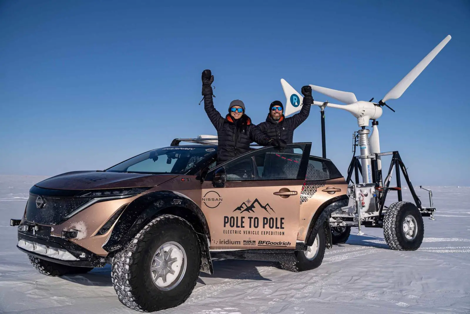 Эта пара путешествует с Северного на Южный полюс на Nissan Ariya.