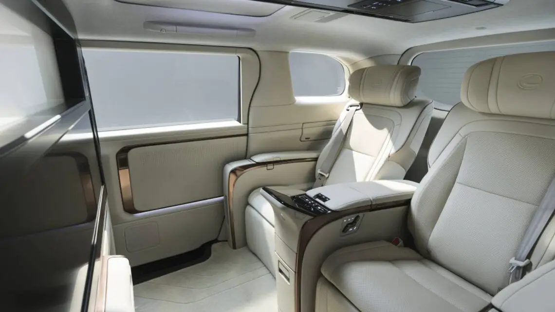 Lexus LM — частный самолет на колесах