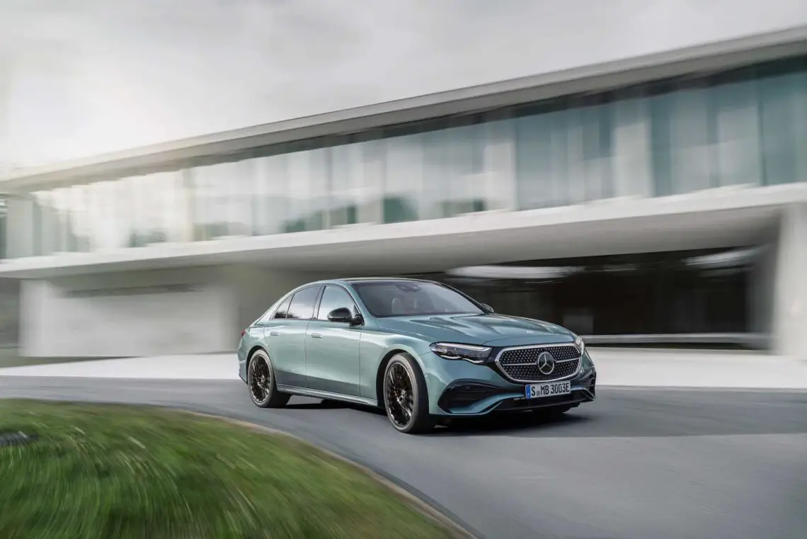 У Mercedes-Benz E-Class есть селфи и видеокамера и даже TikTok!