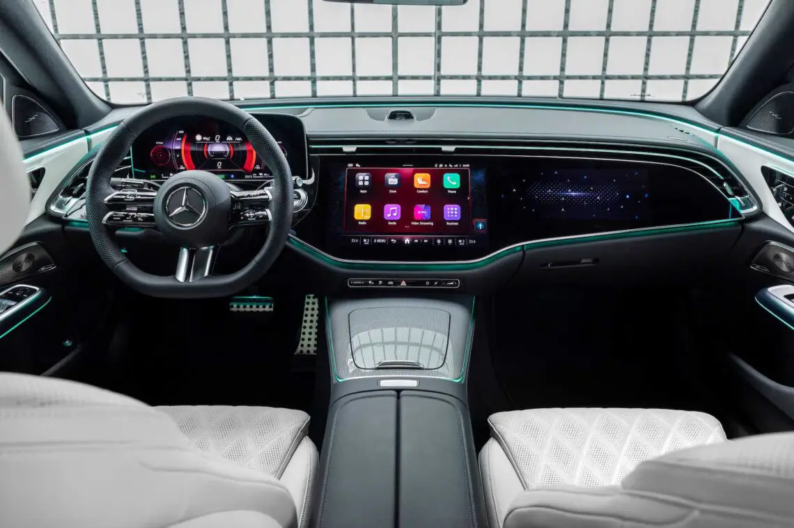 У Mercedes-Benz E-Class есть селфи и видеокамера и даже TikTok!