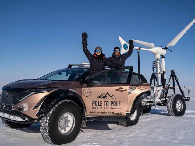 Эта пара путешествует с Северного на Южный полюс на Nissan Ariya.