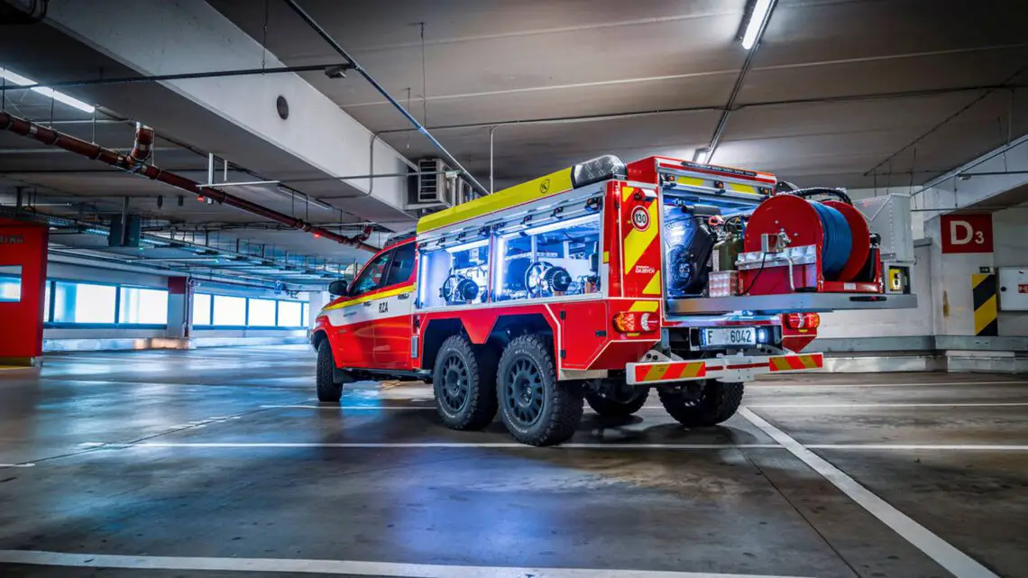 Эта пожарная машина может тушить горящие электромобили