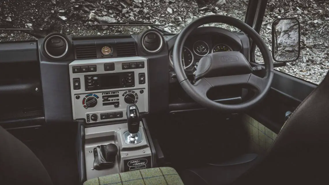 Land Rover представляет классическую версию Defender Islay Edition