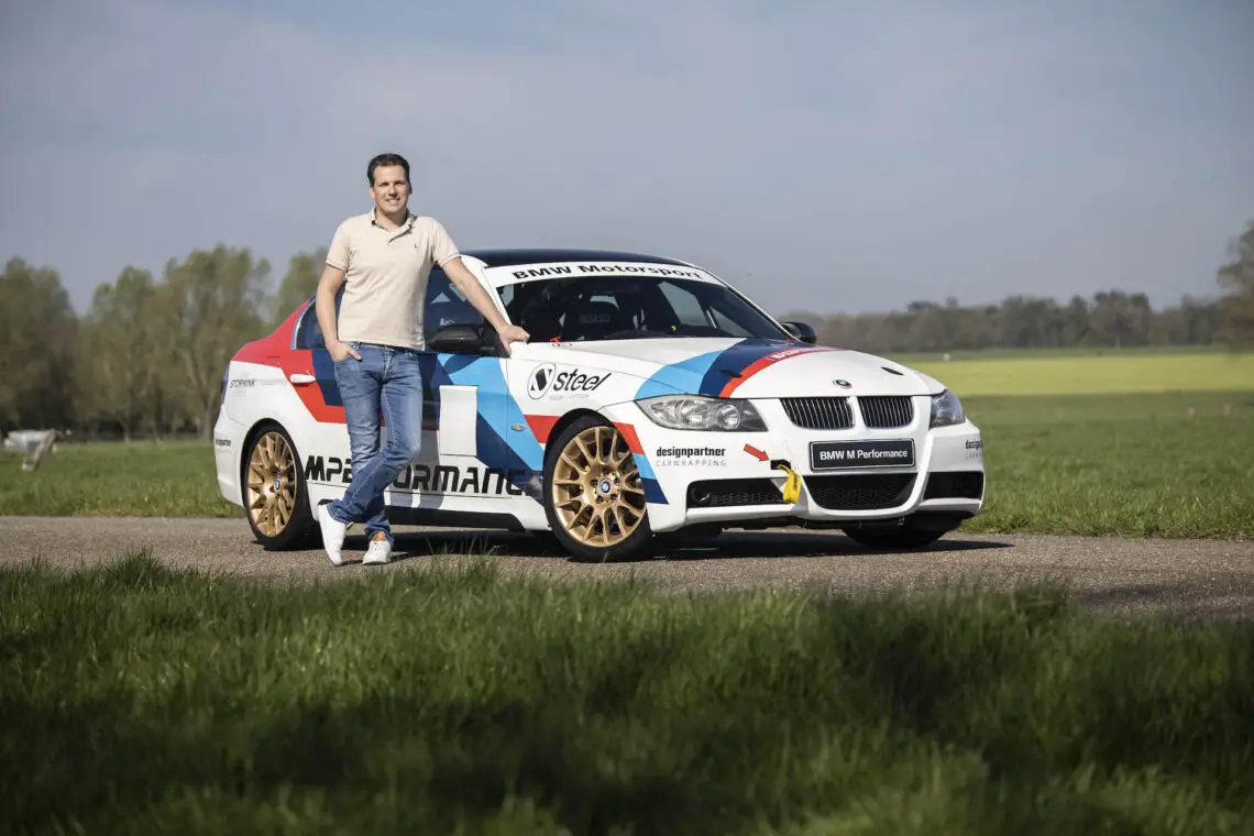 Матийс и его гоночный автомобиль BMW 325i