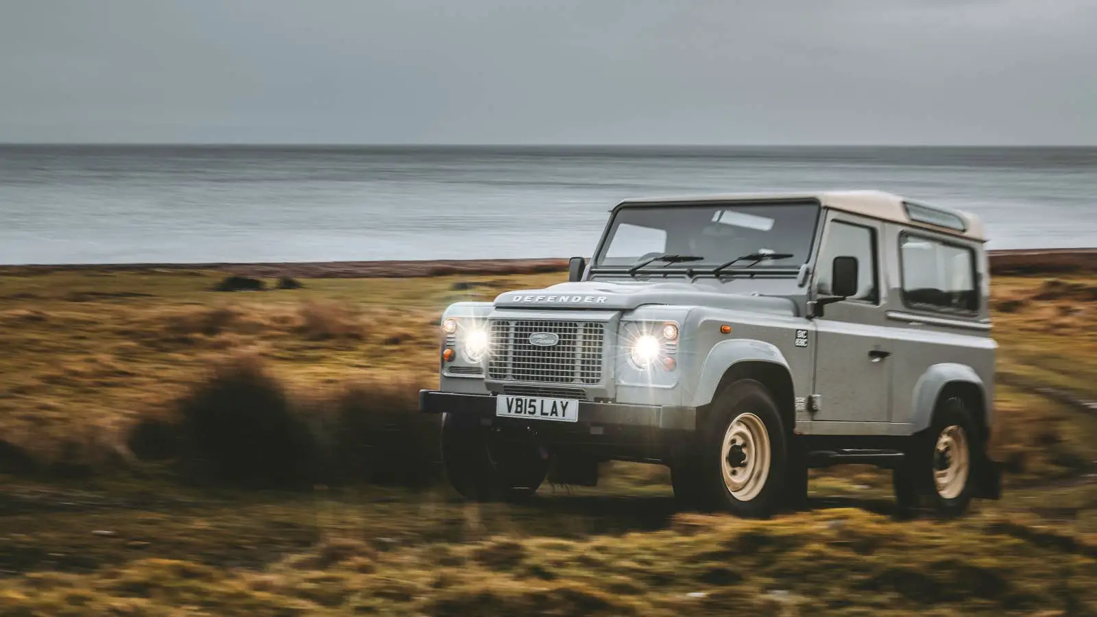 Land Rover представляет классическую версию Defender Islay Edition